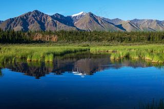 山脉湖泊风景图片