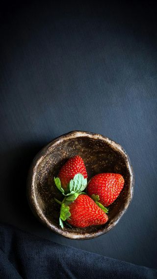 三颗草莓高清摄影图片