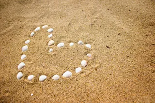沙滩上的贝壳心形图案