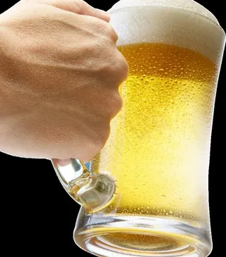 举手的啤酒图片
