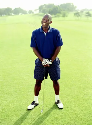 草地上微笑的男人图片