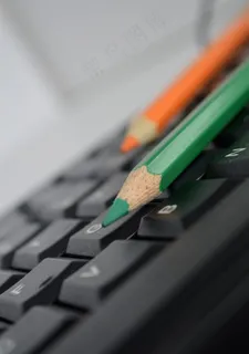 键盘上的画笔图片