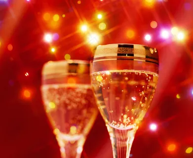 红酒杯与大红背景图片