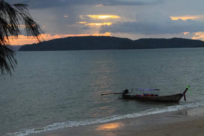 海滩夕阳图片