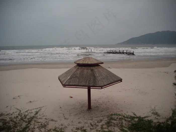 海滩中的凉亭图片