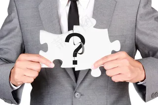 手拿问号拼图的职业男性