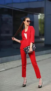 穿着红色上衣裤子的外国美女高清摄影图片