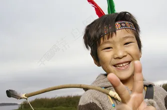 草地上开心玩耍的儿童图片