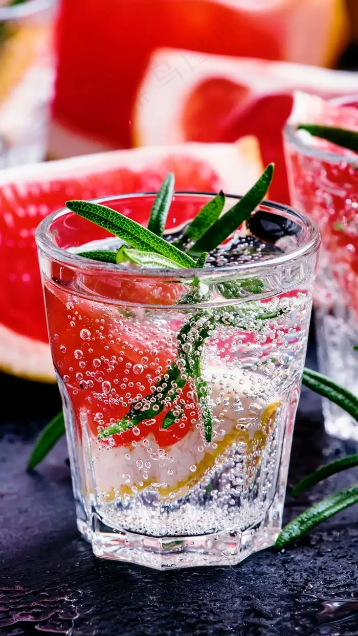 玻璃杯装着的冰镇饮料高清摄影图片