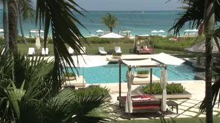 特克斯和凯科斯岛度假酒店泳池边的6...