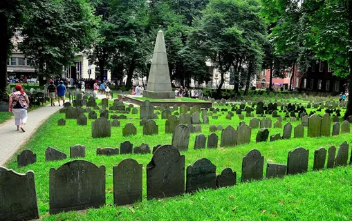 草地上的墓碑图片