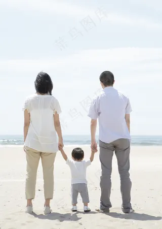 海滩沙滩散步的一家人图片