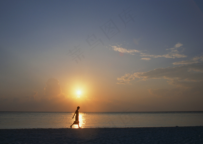 夕阳下海滩图片