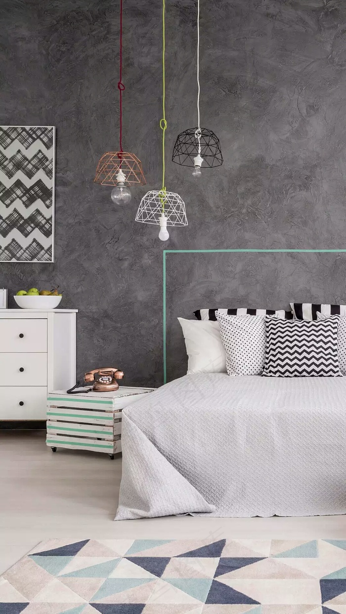 白色的床与吊灯高清摄影图片