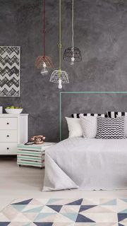 白色的床与吊灯高清摄影图片