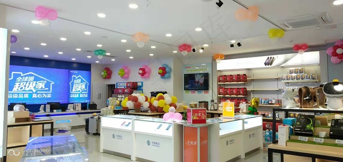 红黄梦幻风艺术气球造景实拍摄影图