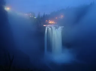 斯诺夸尔米瀑布的蓝色薄雾