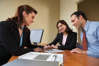 商务洽谈,合照,美女,人物特写,人脸,夫妻在房地产经纪人的办公室