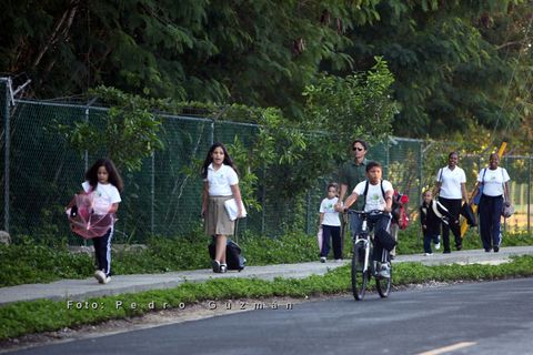 人物活动,街道,长城,合照,树,Díade caminata y bici al colegio。蓬塔卡纳村