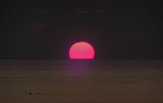 天空,笔记本电脑,月偏食,台式电脑,键盘,红球