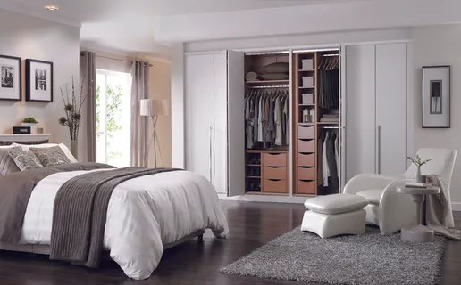 Cassia Bi-Fold White系列的卧室衣柜储物