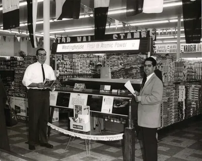 Krogers Grocery,榆树路,沃伦,俄亥俄州,大约1960年代 Krogers Grocery,榆树路,沃伦,俄亥俄州,大约1960年代