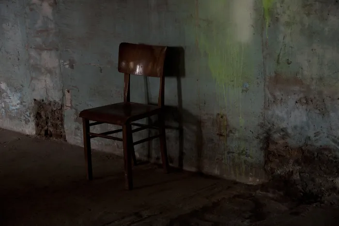 凳子,巷道,刑讯室,民居,毛坯房,椅子和影子