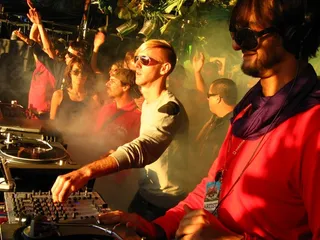 屏幕截图,熊熊大火,油画,烧火龙,火焰特效,Richie Hawtin和Ricardo Villalobos在Dancevalley上