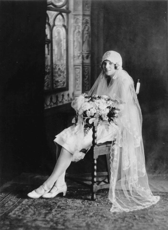 彩绘玻璃窗照亮的新娘，约于1927年