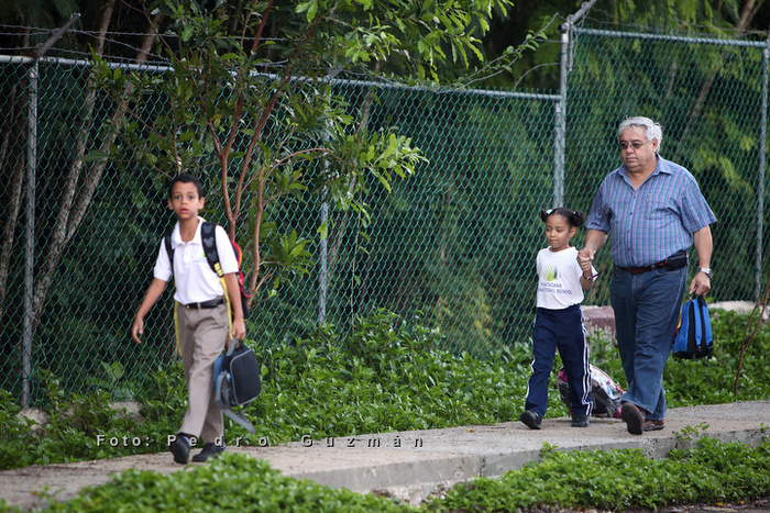 卡通动漫人物,足球运动,合照,情侣,女孩,Díade caminata y bici al colegio。蓬塔卡纳村