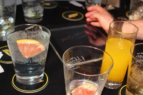 饮料/饮品,鸡尾酒,杯子,冰激凌,玻璃杯,课程:Schweppes&Tech 饮料/饮品,鸡尾酒,杯子,冰激凌,玻璃杯,课程:Schweppes&Tech