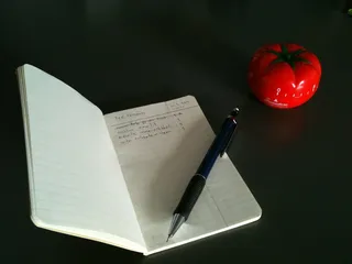 笔记本,台灯,圆珠笔,笔记本电脑,夹子,Pomodoro-välineet