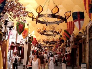 现代建筑,街道,商场,雕像,明皇蜡像宫,格拉西亚的节日-巴塞罗那-西班牙