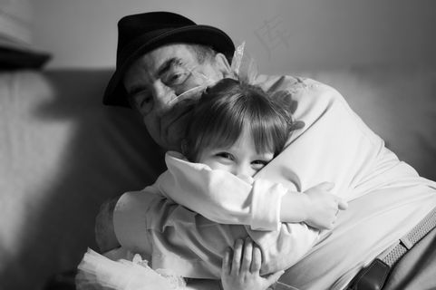 罗琳娜和曾祖父拥抱