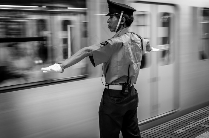 交警,保安服,军人/警察,乘务员,人物特写,退后