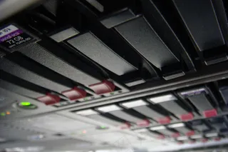 金属栏杆,床,柜子,行李架,线缆,服务器