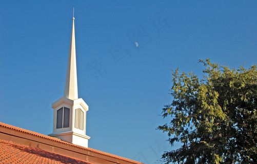 树,建筑,街灯,天空,篮球架,教堂和月亮