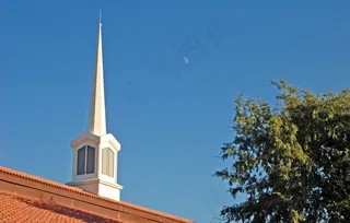 树,建筑,街灯,天空,篮球架,教堂和月亮