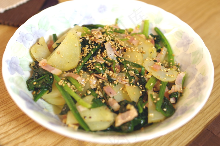 菠菜炒鸡蛋,拍黄瓜,拌菠菜,蒜蓉油麦菜,皮蛋豆腐,土豆和菠菜炒香