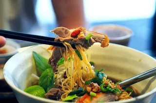 鸭面汤-烤五香鸭蛋面和枸杞，罗勒和辣椒油