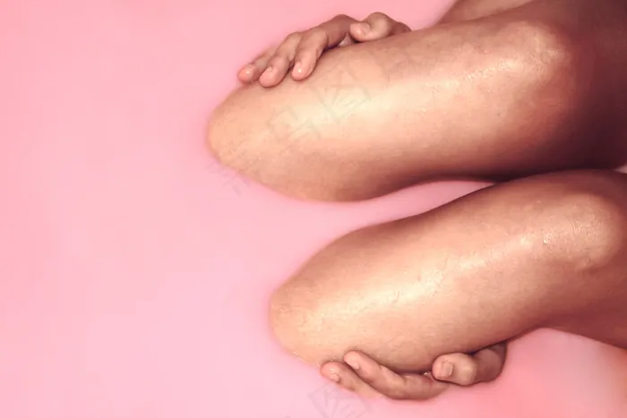 来自粉红牛奶浴拍摄