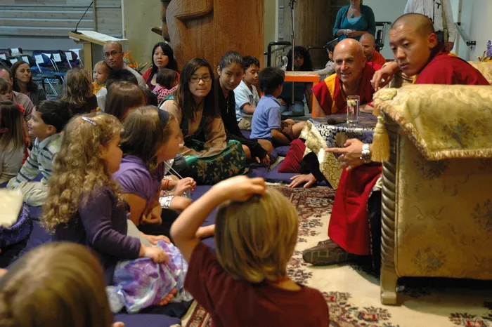 男孩问一个问题，Dilgo Khyentse Yangsi Rinpoche，和尚和作者Matthieu Ricard聆听，儿童和年轻人的听众和祝福，First Nations Longhouse，UBC，温哥华，加拿大莲花演讲