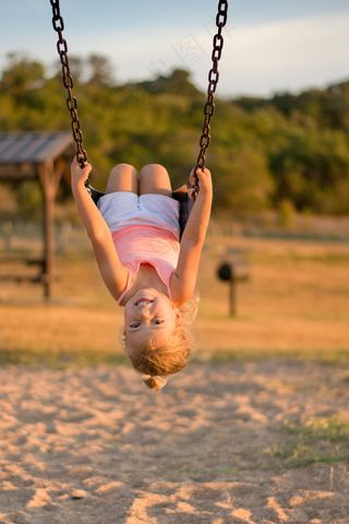 人物活动,女孩,卡通动漫人物,小狗,光头强,摇摆里斯