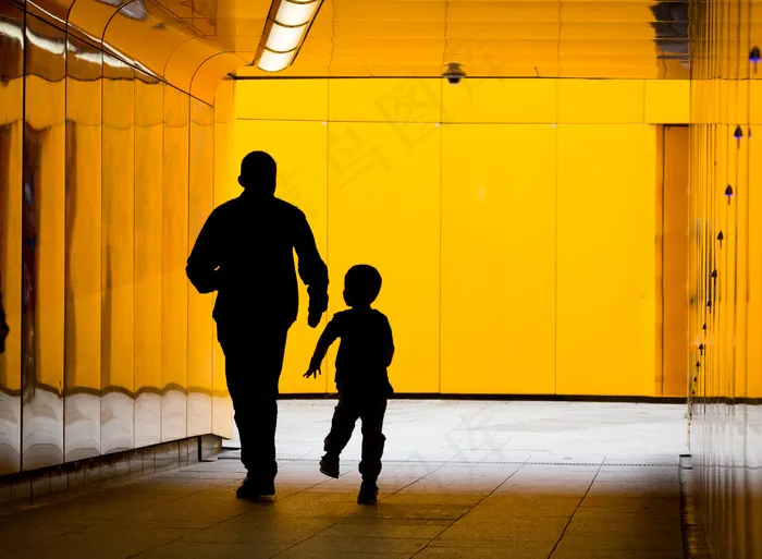 橙色隧道，男人和男孩-124/365