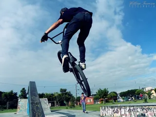 人物活动,卡通动漫人物,天空,表演滑板,运动自行车,小轮车