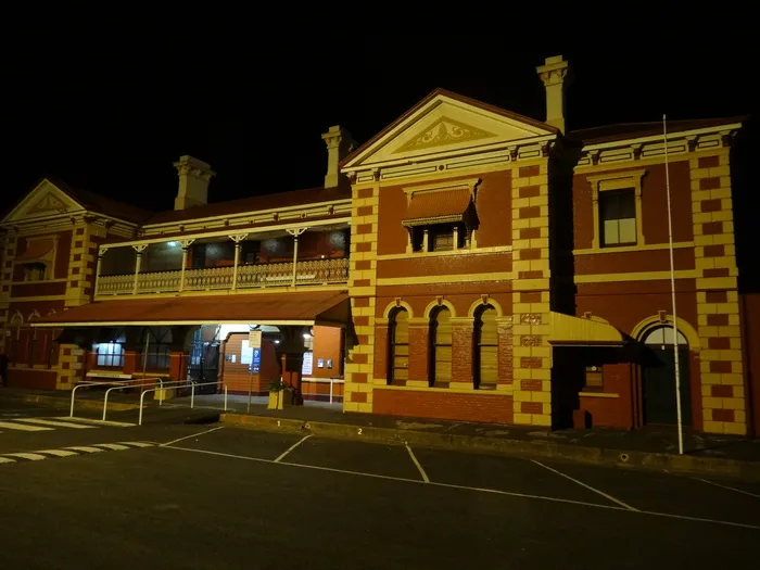 令人印象深刻的图文巴火车站在晚上。伊普斯维奇（Ipswich）的火车于1867年到达这里。