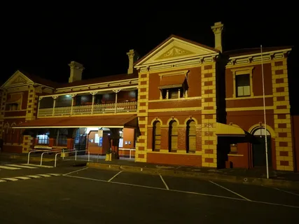 令人印象深刻的图文巴火车站在晚上。伊普斯维奇(Ipswich)的火车于1867年到达这里。 令人印象深刻的图文巴火车站在晚上。伊普斯维奇(Ipswich)的火车于1867年到达这里。