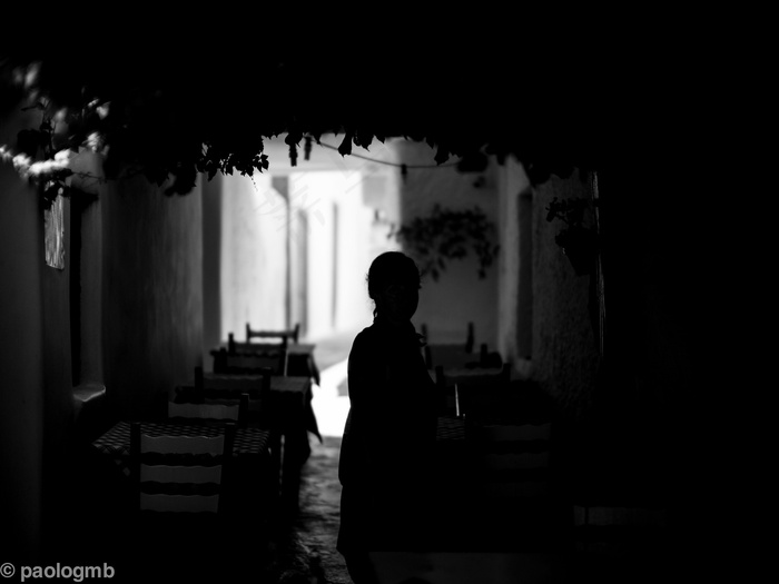 小窝,室内一角,黑色桌面,轿车,吸顶灯,鬼女孩