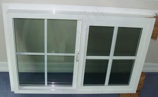 带网格的乙烯基滑块窗口