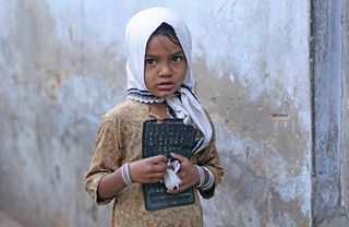人物特写,手编帽,女孩,爬雪山,山峦,Madrasa Bound III